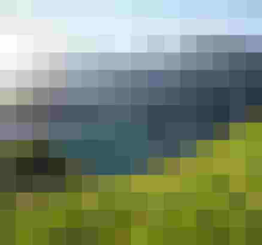 Wanderer auf Wiese am Hochgebirgsstausee bei Sonnenschein