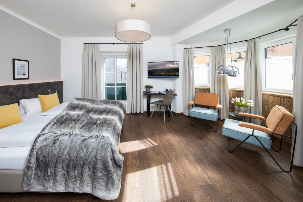 modernes Doppelzimmer mit Sitzecke und Balkon