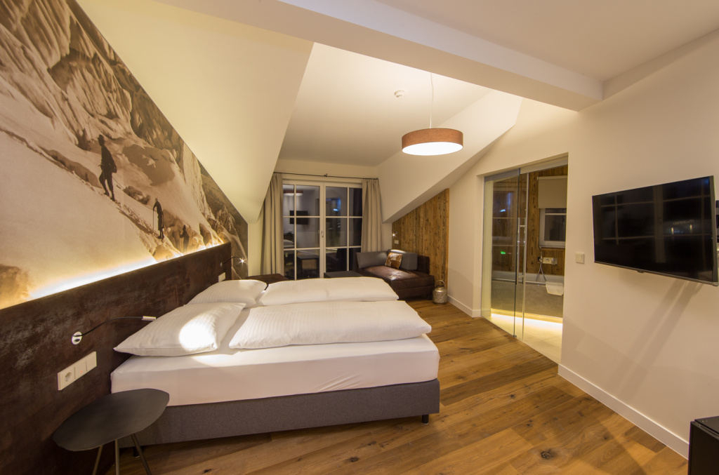 Moderne Hotelsuite mit Doppelbett und Sitzecke