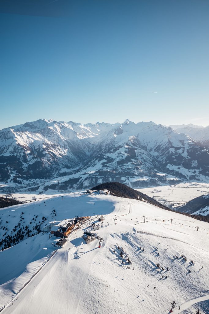 Verschneite Pisten auf der Schmittenhöhe mit Bergpanorama